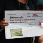 Scheckübergabe für Tenkile Conservation Alliance, ein Artenschutzprojekt für Baumkängurus