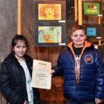 Emily Janowski (8) und Jeremy Höpfner (10) aus der Grundschule "Am Mühlenteich" Rostock an ihren Löwen Zeichnungen.