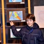 David Kaczmarski (9) aus der Grundschule "Am Mühlenteich" an seiner Bunten Papagei Zeichnung