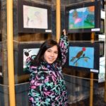 Ester Abdi (9) aus der Grundschule "Am Mühlenteich" an ihrer Flamingo Zeichnung